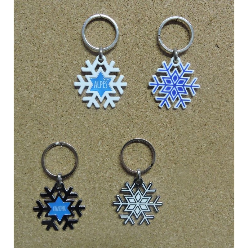 Porte clés flocon de neige coloris blanc et noir avec doming