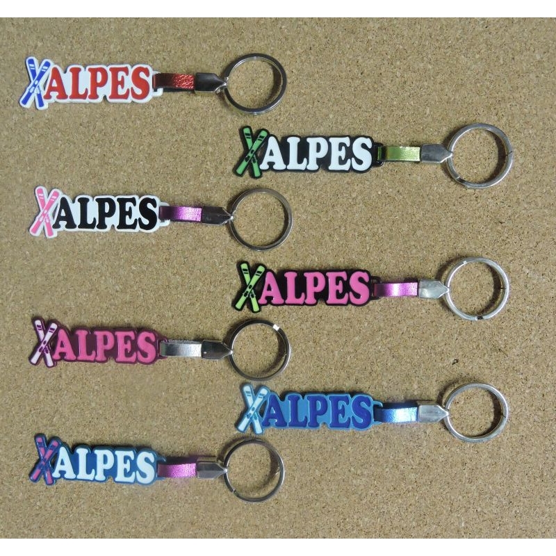 Porte-clés en métal émaillé avec batons de ski / Alpes