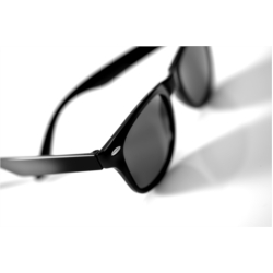 Lunettes de soleil plastique normes UV 400 15x14x4.6 cm